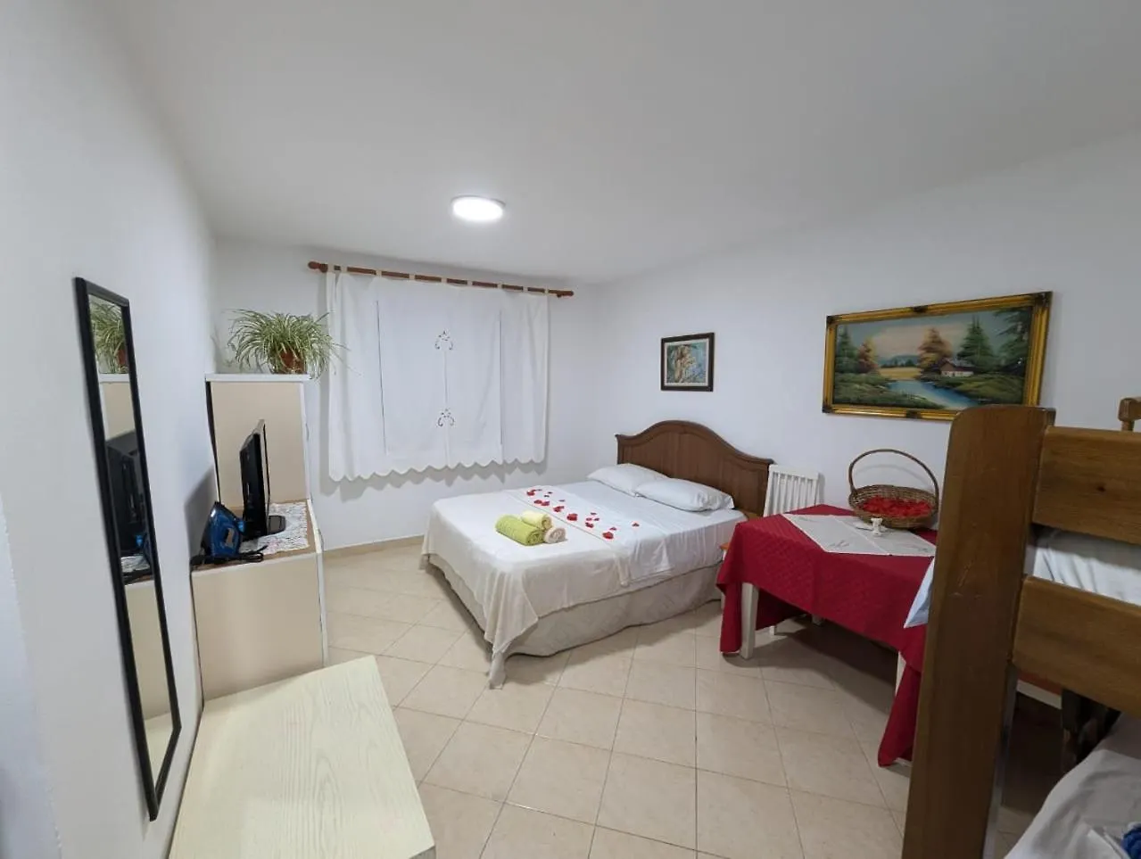 Zhizelle Xhamllik\'Apartment location